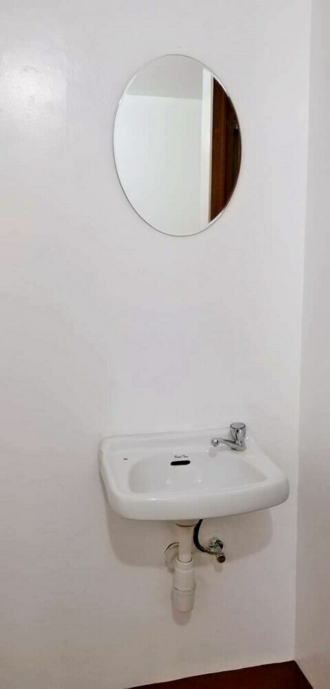Hostal Yolly's Tourist Inn Hostel - Adults Only