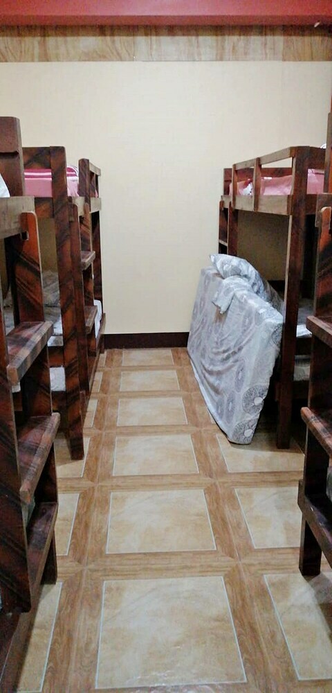 Hostal Yolly's Tourist Inn Hostel - Adults Only
