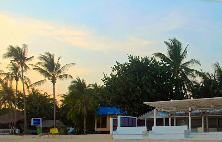Hostal The Beach Village - Hostel