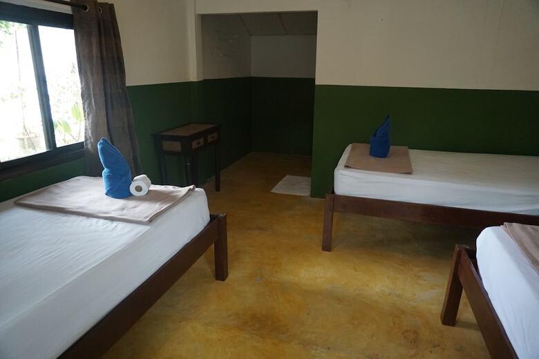 Hostal The Beach Village - Hostel