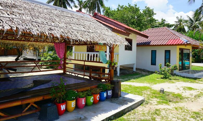 Hostal The Beach Village - Hostel