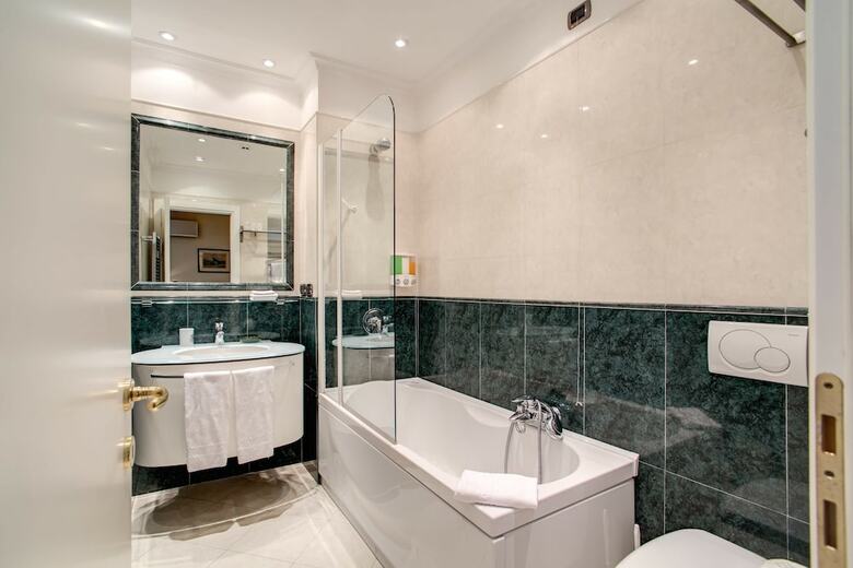 Navona Gallery & Garden Suites B&B