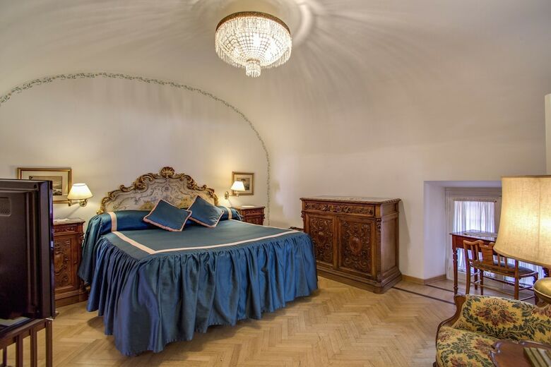 Navona Gallery & Garden Suites B&B