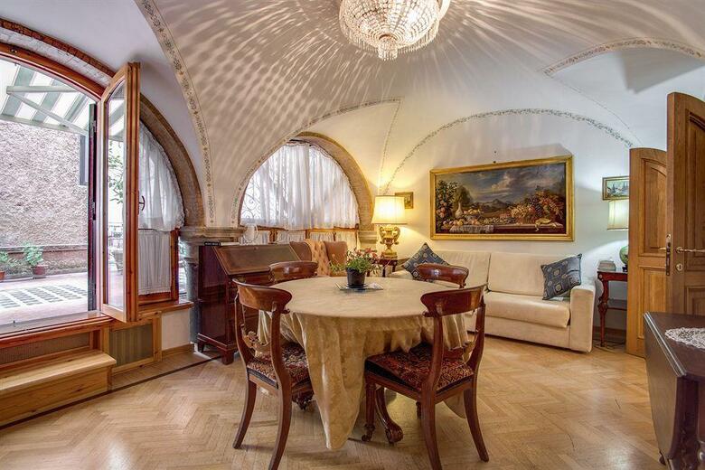 Navona Gallery & Garden Suites B&B