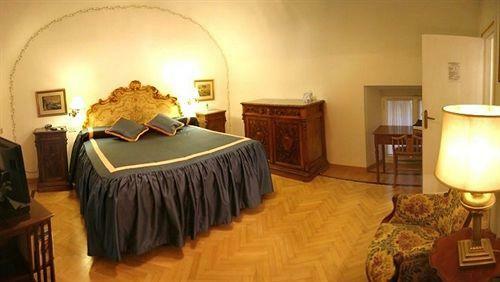Navona Gallery & Garden Suites B&B