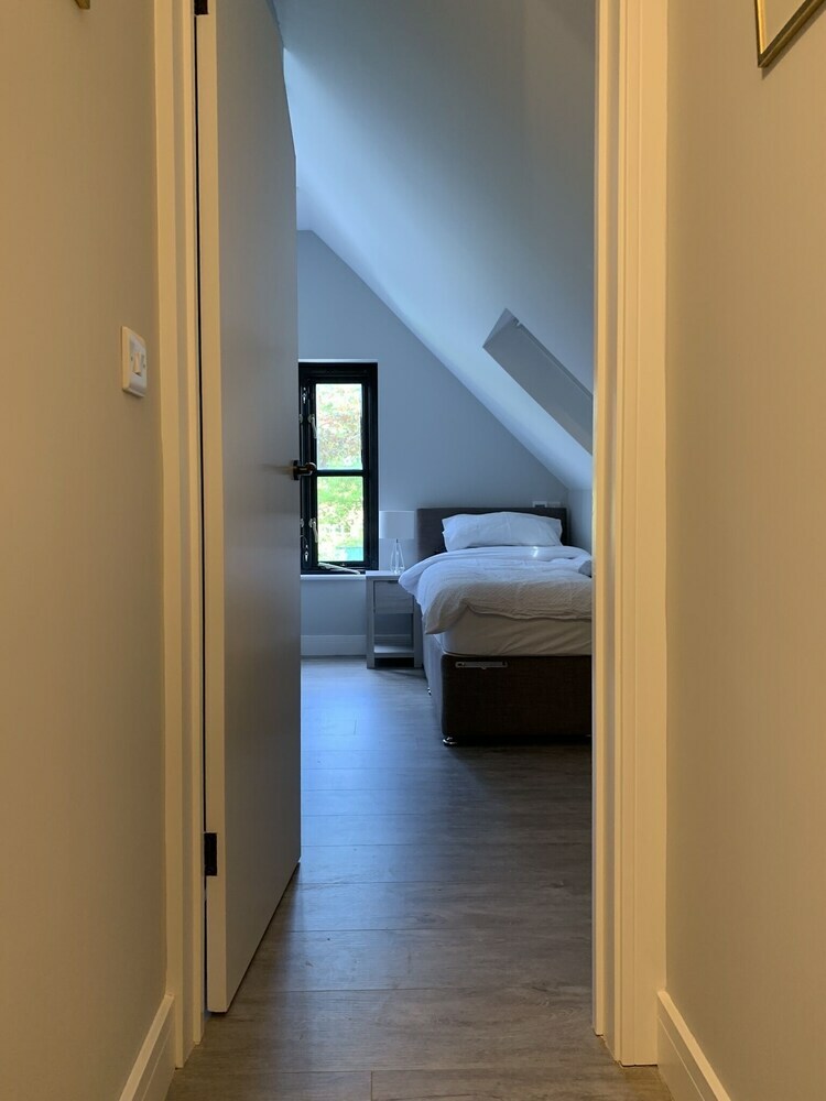 Stunning 1-bed Apartment In Newmarket