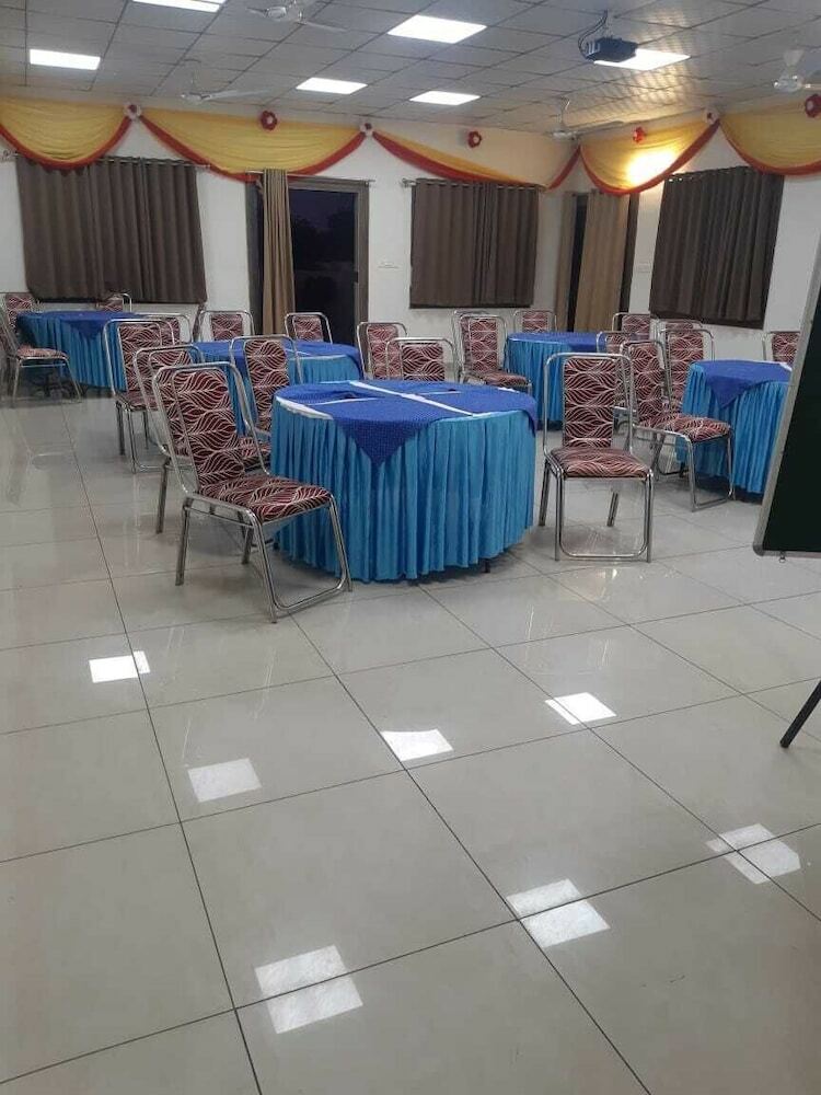 Hotel Smart Room By Shree Vatika