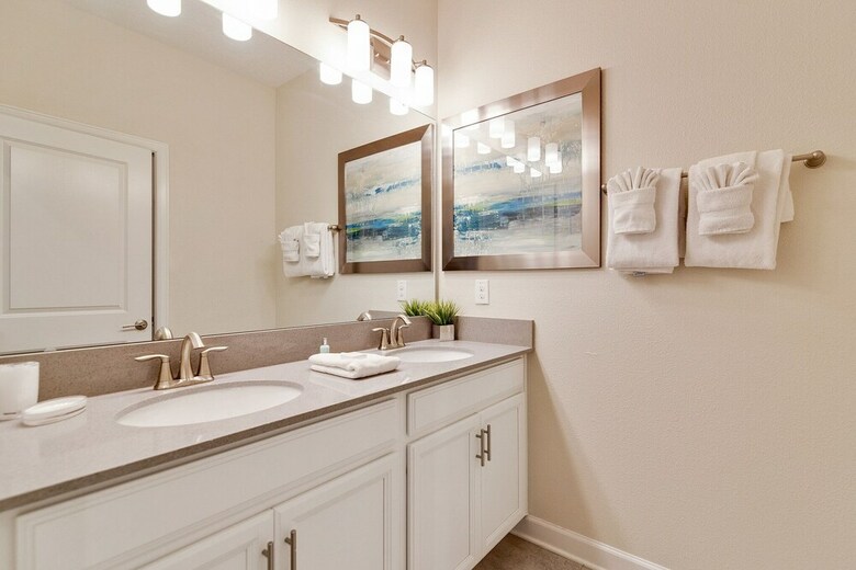 5-bed Th, Well Appointed & Sure To Please! 1551 Sd