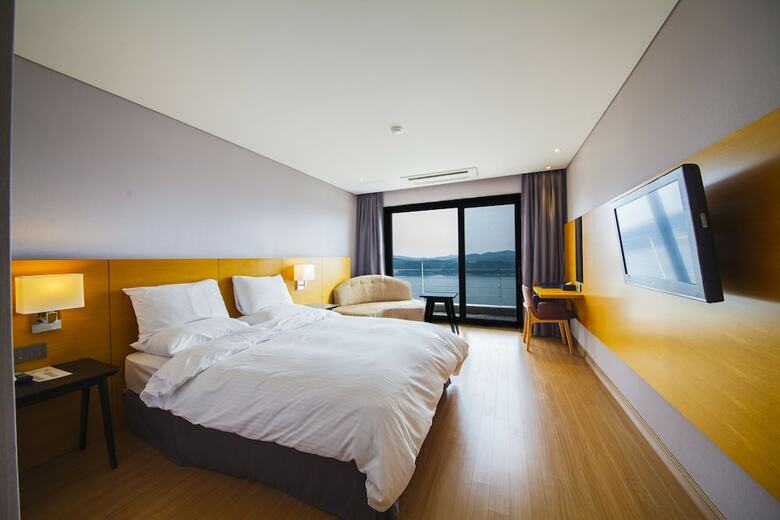 Asia Lakeside Hotel