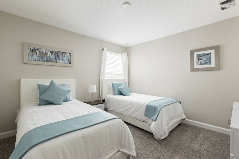 Champions Gate 1654 - Eight Bedroom Pool Home