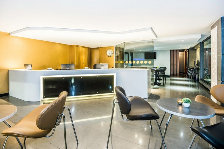 Aparthotel Lloyd's Apartasuites Parque 93