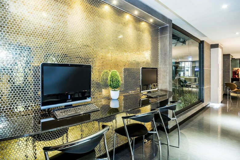 Aparthotel Lloyd's Apartasuites Parque 93