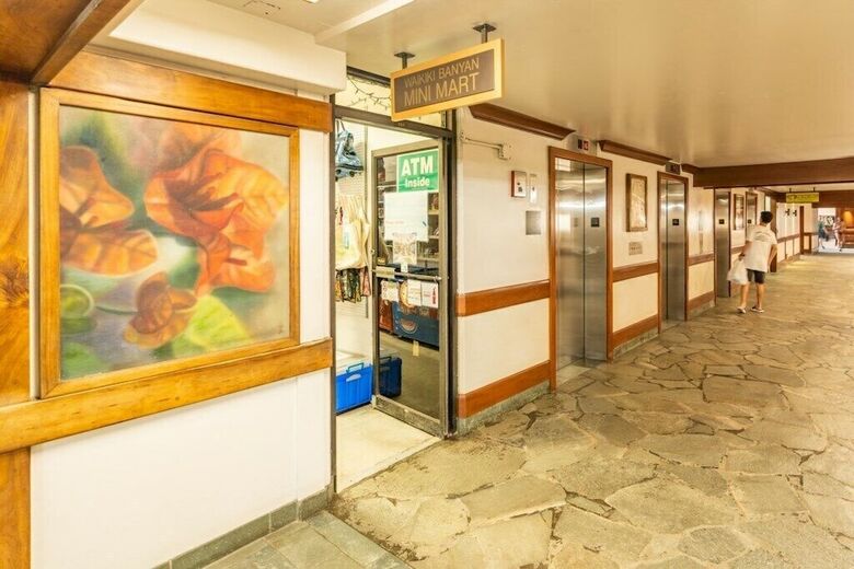 Waikiki Banyan W/ocean Views Free Parking