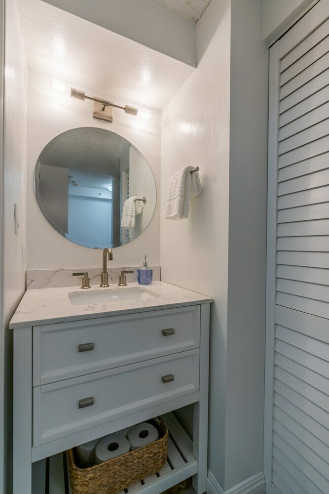 Newly Renovated Studio Two Blocks From The Beach