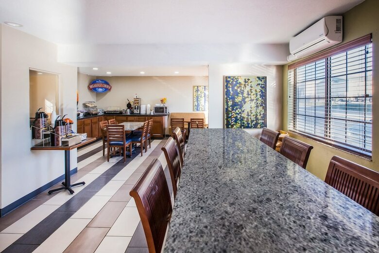 Hotel Baymont By Wyndham Cedar Rapids