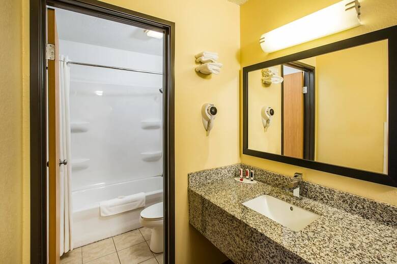 Hotel Baymont By Wyndham Cedar Rapids