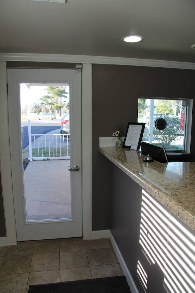 Motel Travelers Inn And Suites