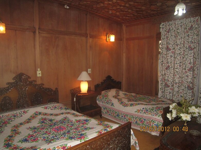 Wangnoo Houseboats
