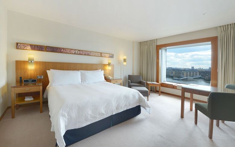 Canary Riverside Plaza Hotel