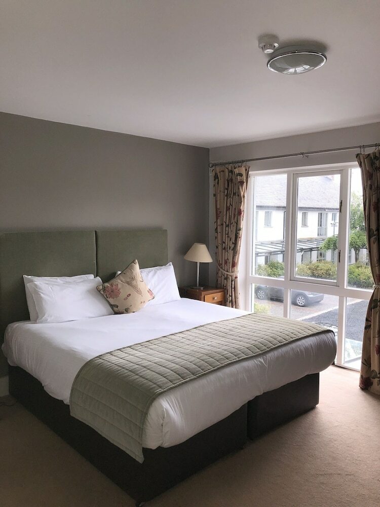 Castle Oaks House Hotel