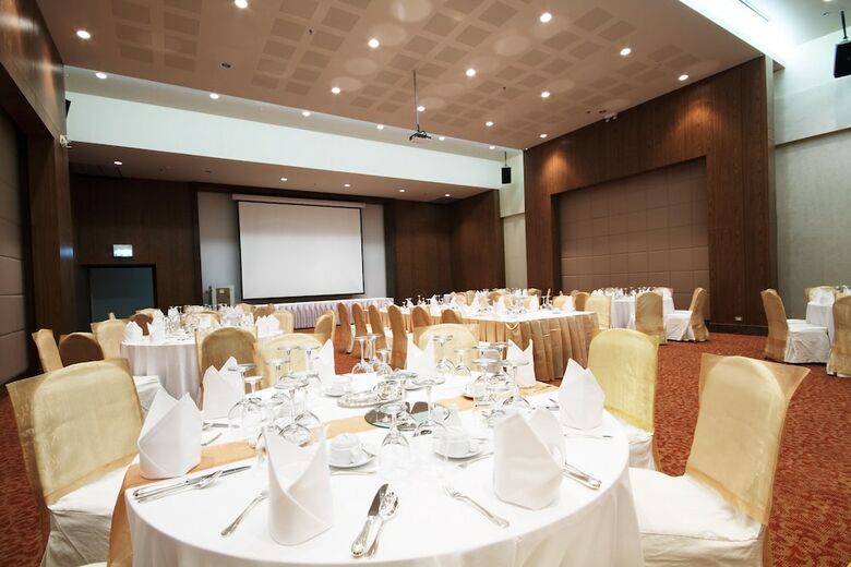 Centra Government Complex Hotel & Convention Centre