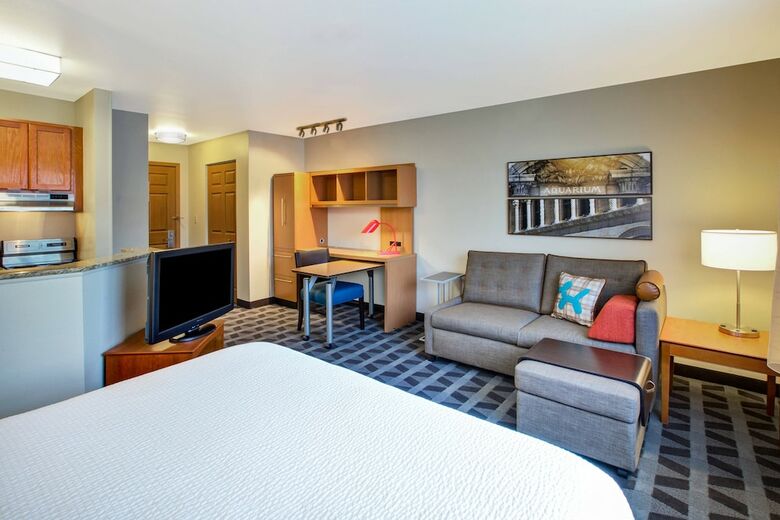 Hotel Towneplace Suites By Marriott Detroit Dearborn