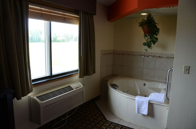 Hotel Americinn By Wyndham West Burlington