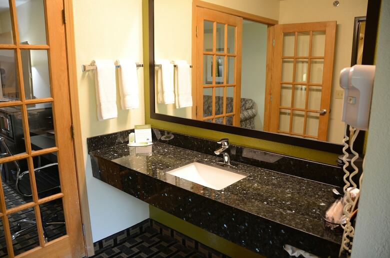 Hotel Americinn By Wyndham West Burlington