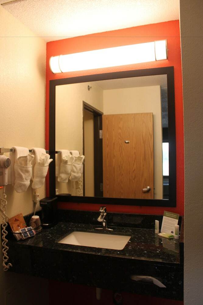 Hotel Americinn By Wyndham West Burlington