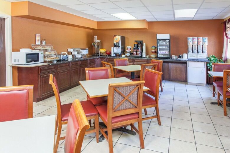 Hotel Ramada By Wyndham Bolingbrook