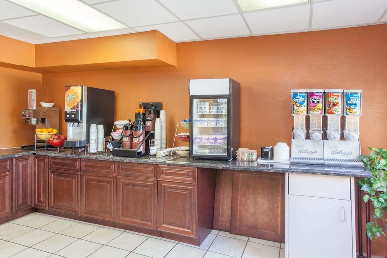 Hotel Ramada By Wyndham Bolingbrook