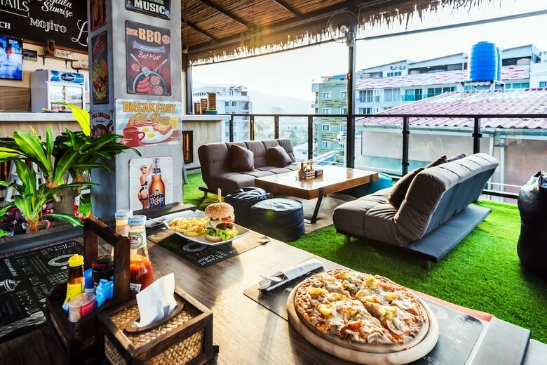 Hallo Patong Hotel & Restaurant