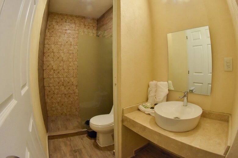 Hotel Valenciana Midway Inn