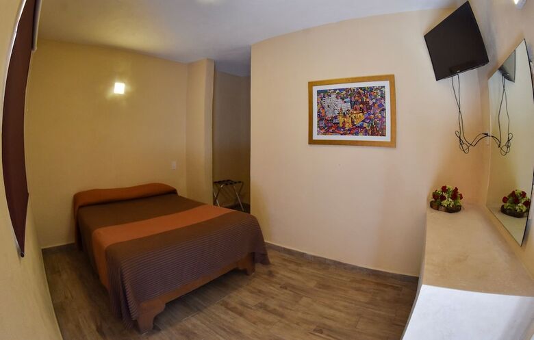 Hotel Valenciana Midway Inn