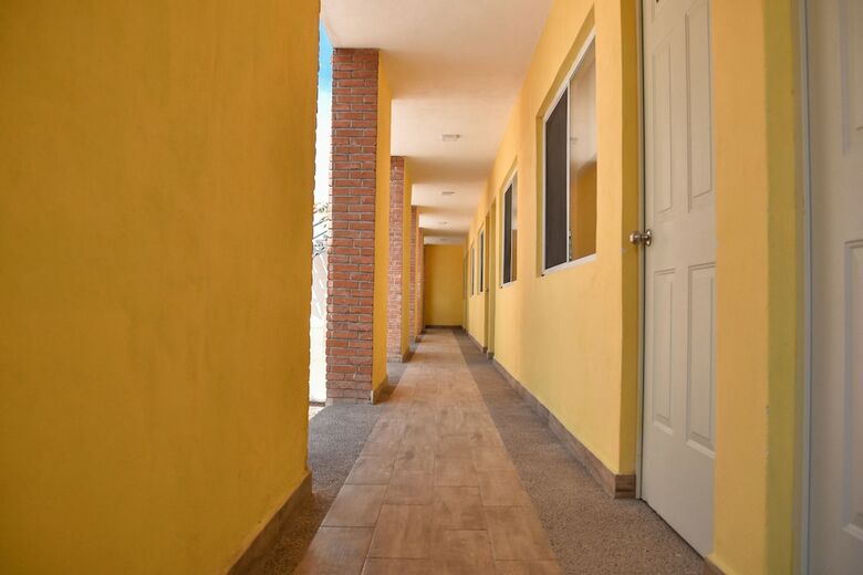 Hotel Valenciana Midway Inn