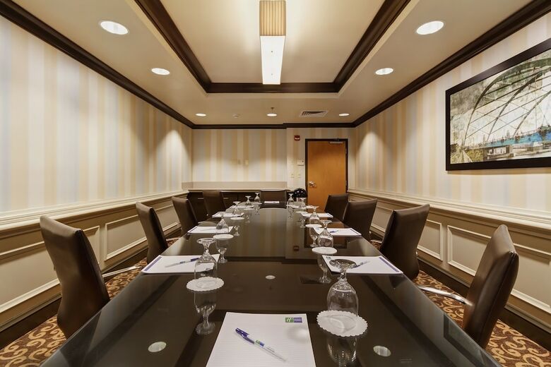 Holiday Inn Express Hotel & Suites Warwick-providence (Arpt)
