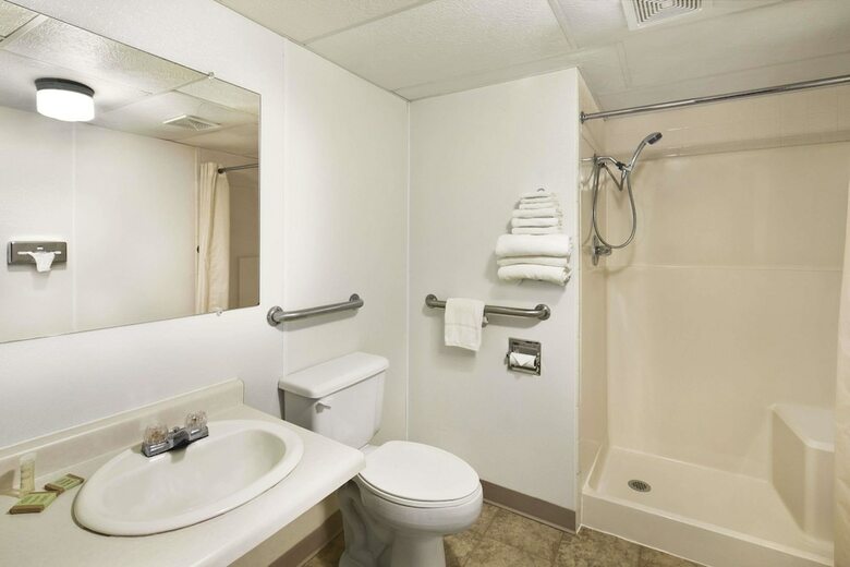 Hotel Super 8 By Wyndham Redfield