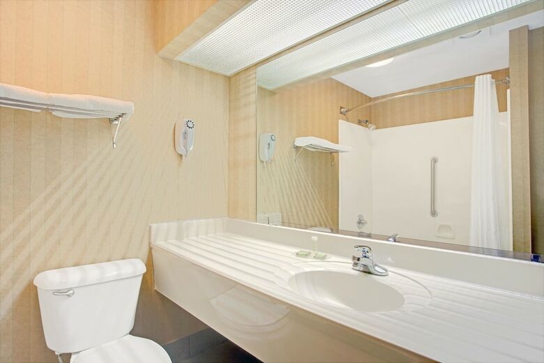 Hotel Super 8 By Wyndham Canton
