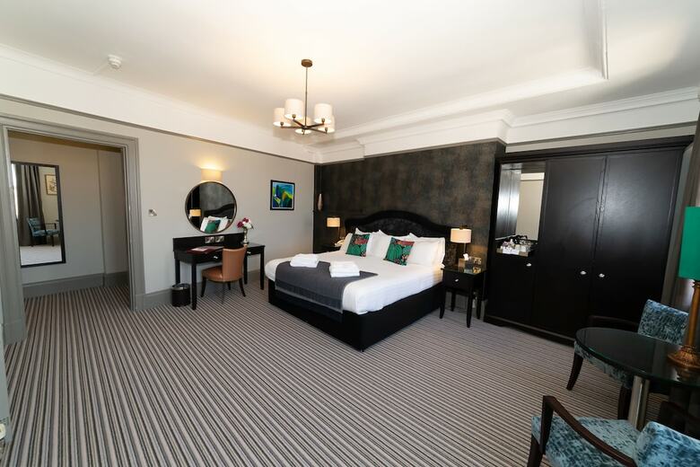 Queen's Hotel, Portsmouth Ltd.