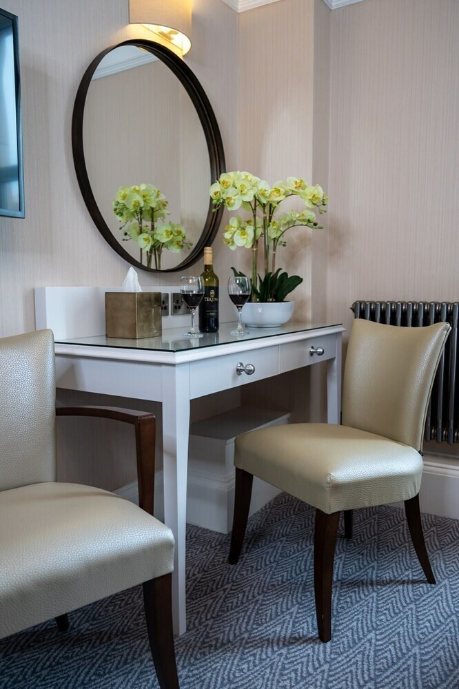 Queen's Hotel, Portsmouth Ltd.