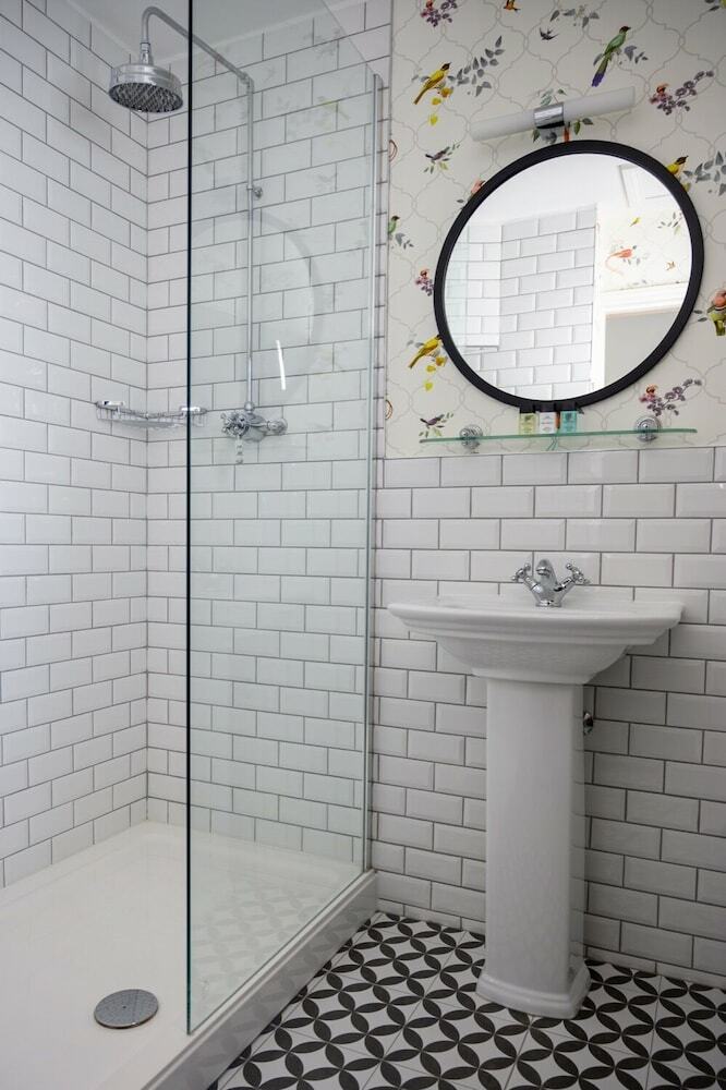 Queen's Hotel, Portsmouth Ltd.