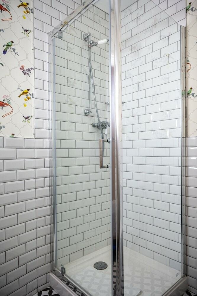 Queen's Hotel, Portsmouth Ltd.