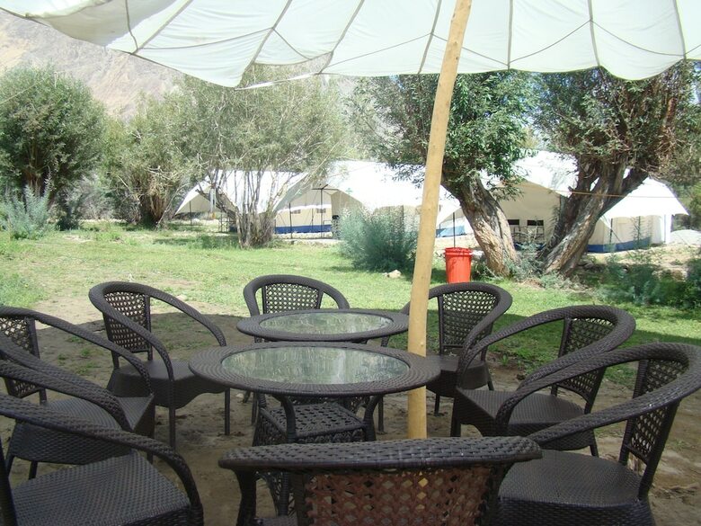 Double Humped Camp - Hunder