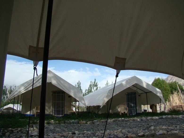 Double Humped Camp - Hunder