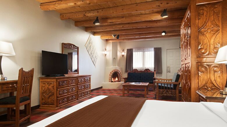 Hotel Sagebrush Inn & Suites