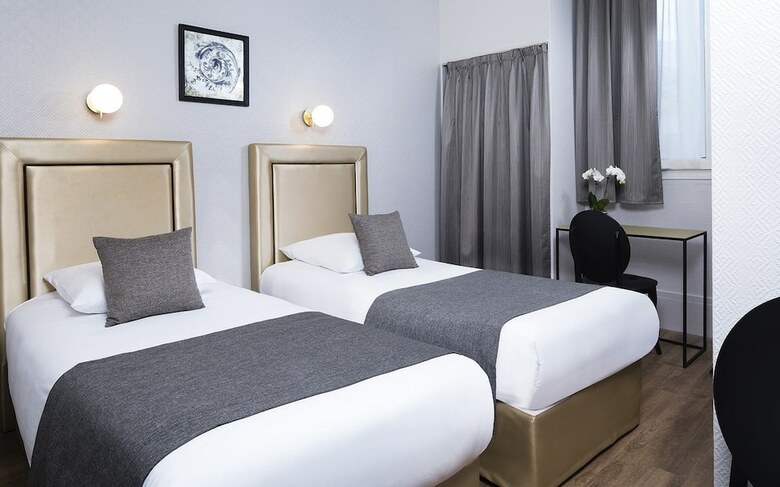 A L'hotel Des Roys