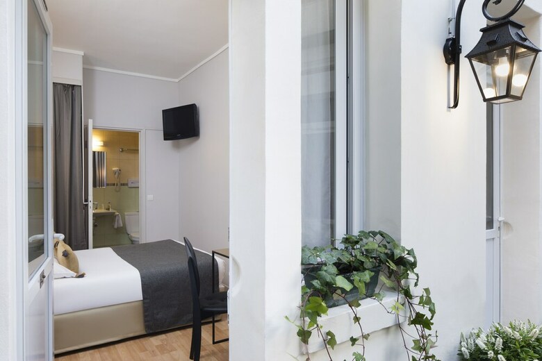 A L'hotel Des Roys