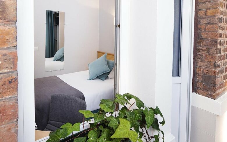 A L'hotel Des Roys