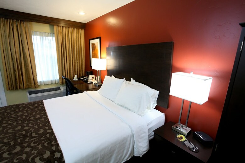 Motel El Rey Inn & Suites