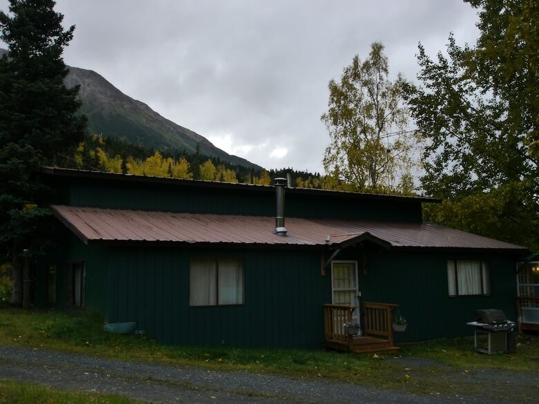 Cabana Gwin's Lodge & Roadhouse Est. 1952